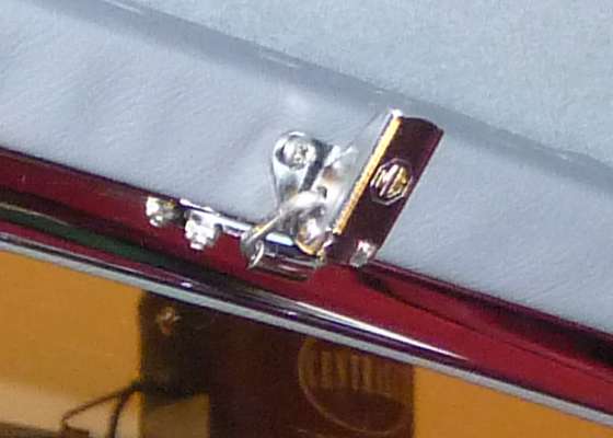 MG logo center latch